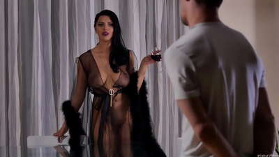 Slut Kira Queen adayitana mnansi wake kuti amwe tiyi ndikumumenya patebulo